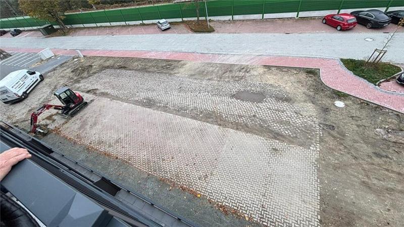 Dollerner Nussfabrik: Wohnen am Bahnhof hat seinen Preis Das alte Kopfsteinpflaster vor dem Wohnhaus soll in die Parkflächen integriert werden.