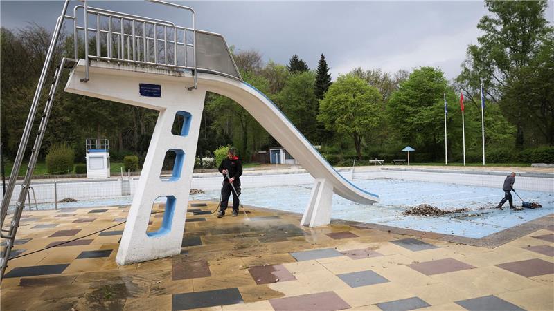 Vorbereitungen für Freibadsaison laufen auf Hochtouren Das alte Laub wird entfernt.
