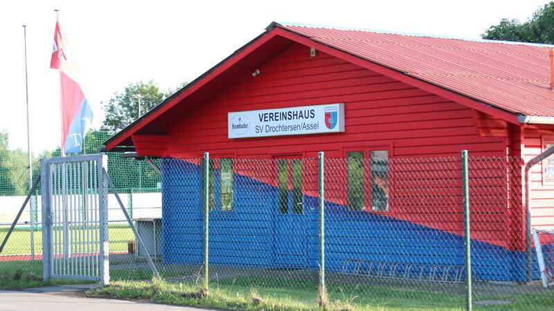 Das alte Vereinsheim dient später als Lager. Eine weitere Idee: Vielleicht entsteht in dem Holzhaus ein D/A-Museum.