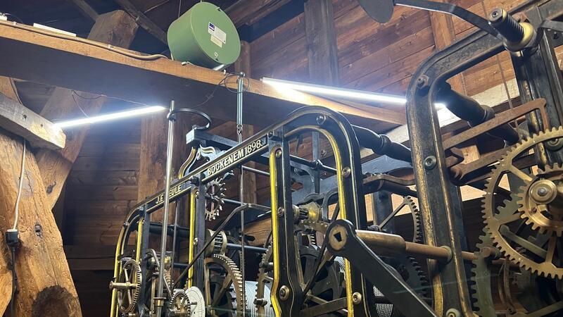 So haben zwei Männer Cosmaes alte Kirchenuhr in Schwung gebracht Das alte, mechanische Uhrwerk und gleich darüber sein Nachfolger in Grün.