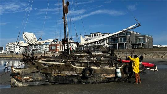 Das am Weststrand der Insel Norderney gestrandete Segelschiff lockte Hunderte Schaulustige.