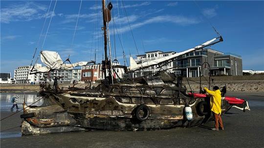 Das am Weststrand der Insel Norderney gestrandete Segelschiff lockte Hunderte Schaulustige.