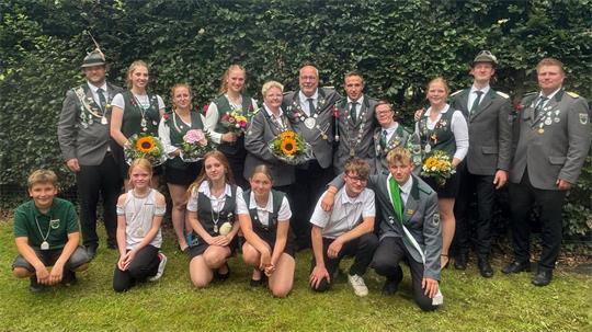Das amtierende Regentenpaar Markus und Jasmin Haßdenteufel im Kreis ihres Hofstaats. Wer löst die Majestäten in Groß Sterneberg ab?