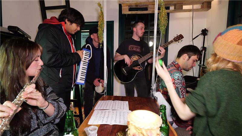 Er lebt in „Deutschlands kleinstem Studentenwohnheim“ Das an vier Flaschenzügen aufgehängte Holzbrett dient als Tisch, der nach oben gezogen wird, wenn Jeremies ihn nicht braucht.