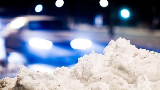 Das anhaltende Winterwetter sorgt vielerorts für glatte Straßen. (Archivbild)