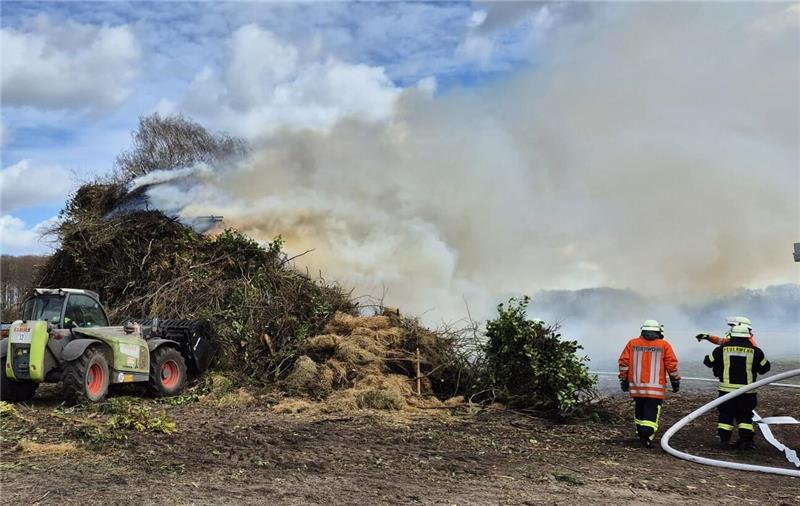 Das aufgeschichtete Osterfeuer brennt vorzeitig.