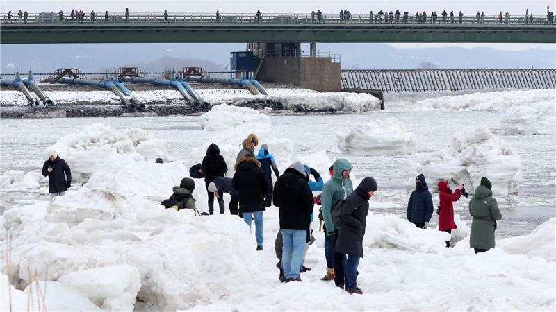 Das aufgestaute Eis vor dem Sperrwerk lässt weniger Wasser flussabwärts fließen und führt zu einem niedrigeren Pegelstand im Hamburger Hafen. (Archivbild)