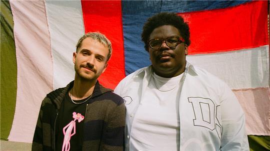 Das aufstrebende Duo Blumengarten kombiniert Elemente aus Hip-Hop, Pop und Indie mit tiefgründigen deutschen Texten.