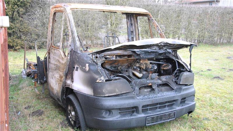 Prozess um Rotenburger Brandserie: Opfer berichten von hohen Schäden Das ausgebrannte Wohnmobil in Westeresch: Nach der Brandstiftung in der Silvesternacht ist es als solches nicht mehr zu erkennen. Foto: Harder-von Fintel