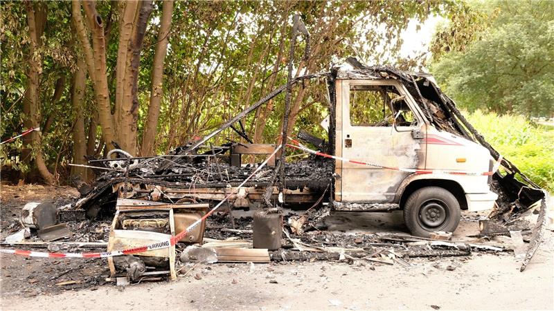 Ausgebranntes „Lovemobil“: Ermittler stellen Brandstiftung fest Das ausgebrannte Wrack des Wohnmobils.