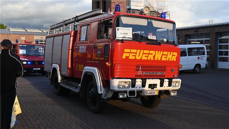 Das ausrangierte Tanklöschfahrzeug von der Feuerwehr Issendorf verlässt die FTZ in Stade auf dem Weg in die Ukraine.