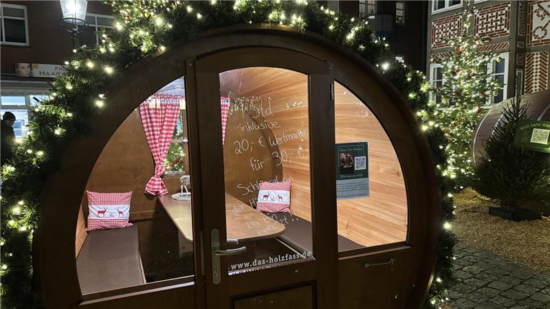 Urteil der Expertinnen: So gut kommen die Weihnachtsmärkte in Stade und Buxtehude an Das beheizte Holzfass kann man für 30 Euro pro Stunde mieten.