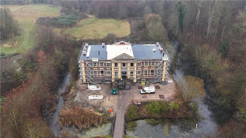 Das bei einem Brand im Frühjahr schwerbeschädigte Barockschloss Johannstorf hat jetzt ein Notdach.