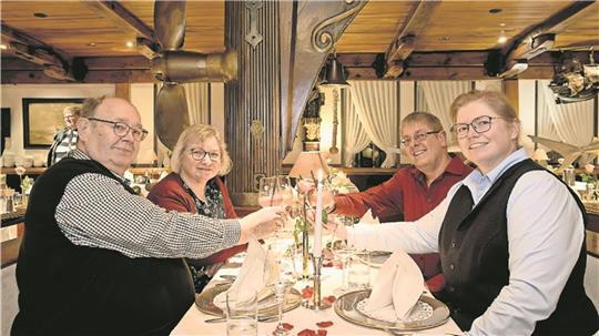 Das beliebte Buffet bei Natusch lädt zum Ausprobieren ein. Es gibt viel Fisch und Meeresfrüchte, aber auch Fleisch.