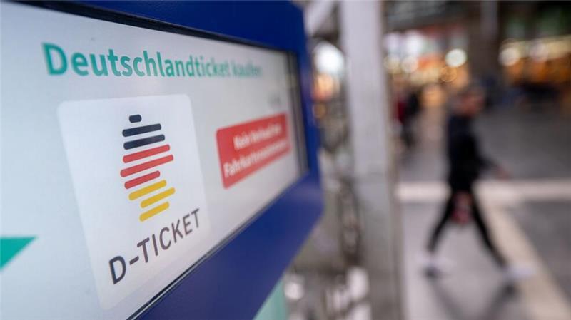 Bundestag stimmt Absicherung des Deutschlandtickets zu Das beliebte Deutschlandticket gibt es auch im kommenden Jahr. (Archivbild)