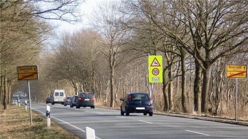 Das bereits vorhandene Schild an der B71 warnt auf die Gefahr hin: Hier kommt es vermehrt zu Wildwechsel. Verkehrsteilnehmer müssen vom Gas gehen.