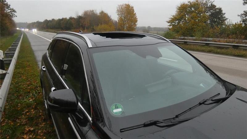 Autodach zersplittert bei voller Fahrt: War ein Brückenteufel am Werk? Das beschädigte Dach des Kia Sorento.