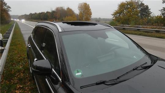 Das beschädigte Dach des Kia Sorento.