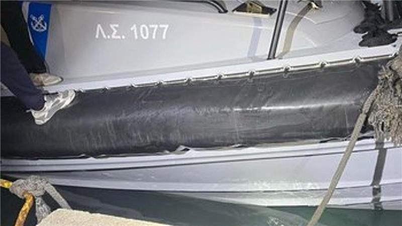 Das beschädigte Patrouillenboot der griechischen Küstenwache nach der Kollision mit dem Boot der Migranten.