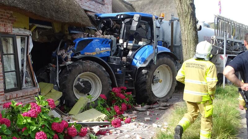 Gefährliche Gase: Bewusstloser Landwirt fährt in Reetdachhaus Das beschädigte Wohnhaus in Nieblum auf Föhr.