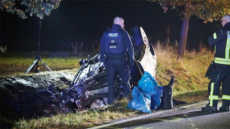 Das beteiligte Auto geriet bei dem schweren Unfall in Brand.