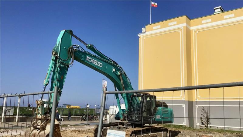Das betreffende Ferienquartier im Hintergrund: Bagger-Alarm in Strandnähe.