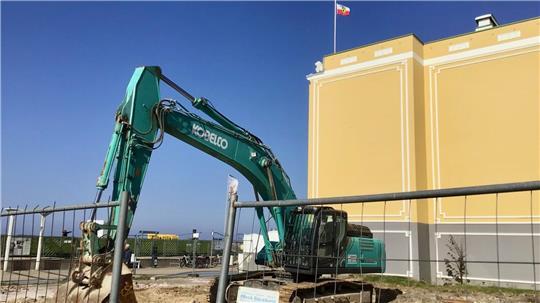 Das betreffende Ferienquartier im Hintergrund: Baggeralarm in Strandnähe.