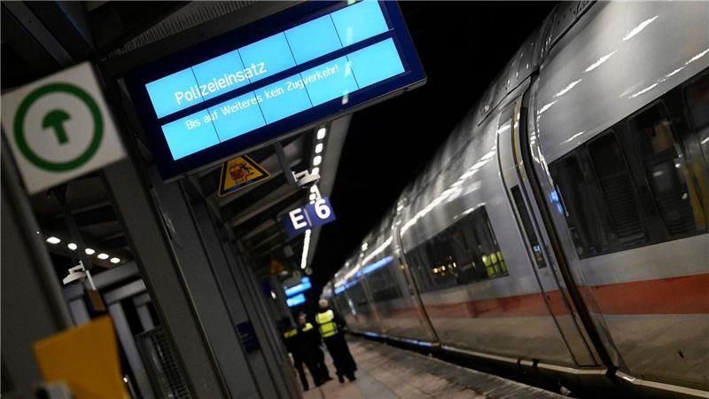 Das betroffene Gleis am Bahnhof wurde gesperrt. Das wirkte sich auch auf andere Züge im Fern- und Regionalverkehr aus.