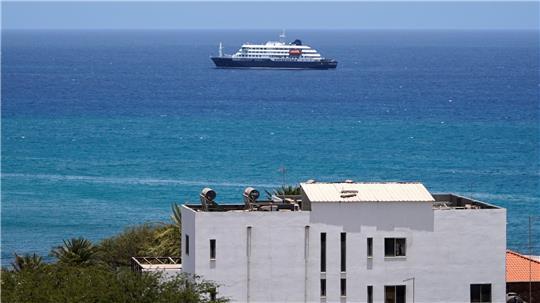 Das betroffene Schiff liegt im Hafen von Praia, Kap Verde.