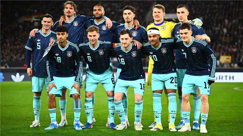 Gratis-Trikots zur WM – Warum sich das für Unternehmen lohnt Das blaue Auswärtstrikot der DFB-Elf kommt laut Intersport sehr gut bei Kunden an. (Archivbild)