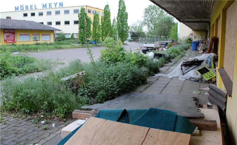 Das brachliegende Gelände des ehemaligen Möbelhauses Meyn an der B 73 wird immer mehr zum Müll- und Schuttabladeplatz. Hier soll nun bald ein Famila-Markt entstehen. Foto Michaelis