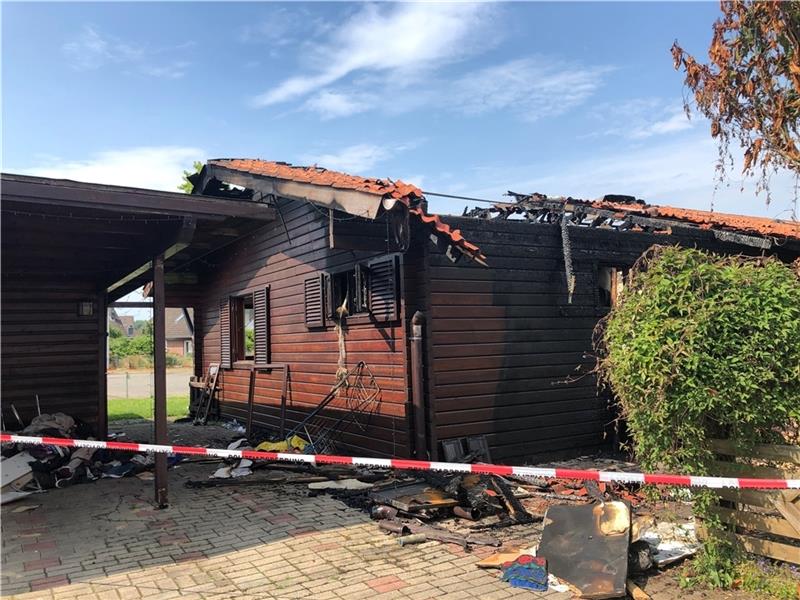 Die Flammen haben ihnen alles genommen Das braune Holzhaus in Bützfleth ist nach dem Brand ein Totalschaden und unbewohnbar. Familie Junge mietet bis zum Neubau eine Wohnung in Schwinge. Fotos: Berlin