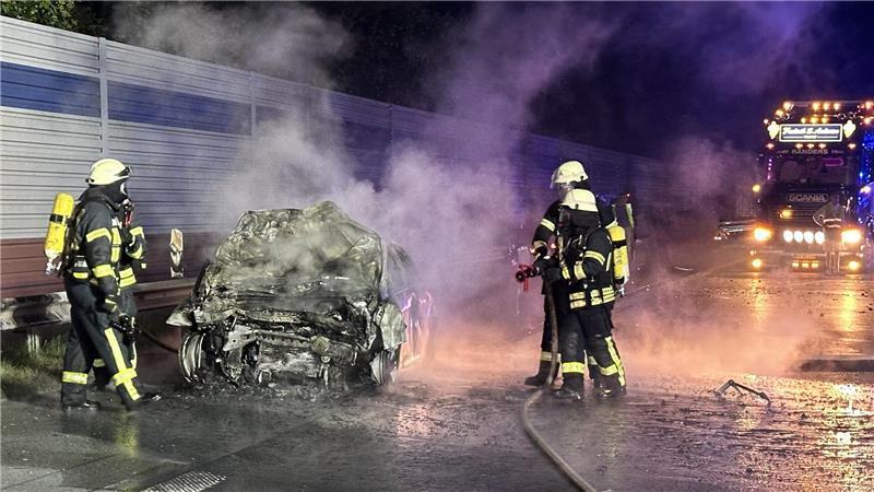 Das brennende Auto wurde von den Feuerwehrleuten aus Sittensen und Elsdorf gelöscht.