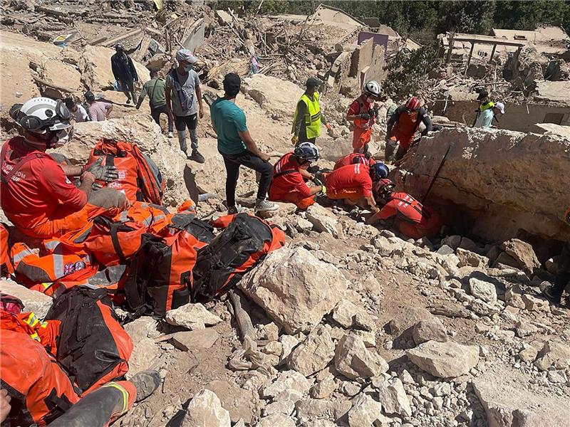 Das britische «International Search and Rescue»-Team sucht nach dem Erdbeben im Hohen Atlasgebirge nach Überlebenden.