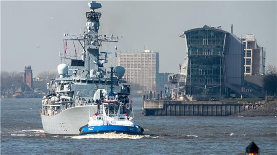 Das britische Kriegsschiff „HMS Somerset“ auf dem Weg zur Anlegestelle an der Überseebrücke im Hamburger Hafen.