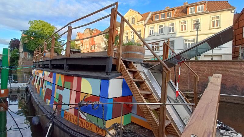 Übernachten im Stader Hafen: So wohnt es sich auf der Alsterschute Das bunte Äußere hat das Künstlerduo 44flavours gestaltet.