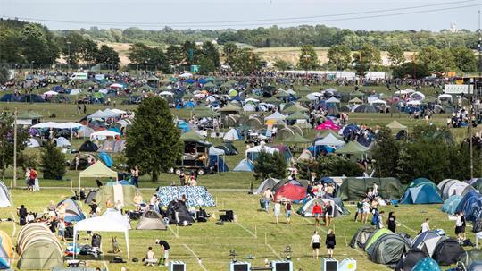 Das dänische Roskilde-Festival besuchen jedes Jahr mehr als 130.000 Menschen - hier ein Bild von 2025. (Archivbild) 