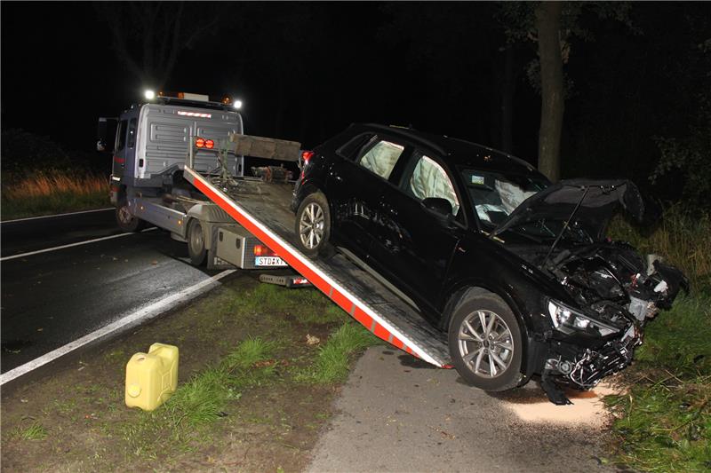 Das demolierte Auto wird von einem Abschleppdienst abtransportiert.