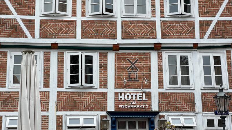Das denkmalgeschützte Gebäude mit dem Hotel Am Fischmarkt wurde 2022 generalüberholt.