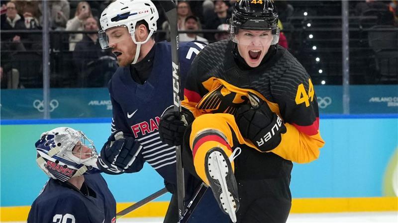 Das deutsche Eishockeyteam um Torschütze Joshua Samanski jubelt über den Viertelfinal-Einzug bei Olympia. 
