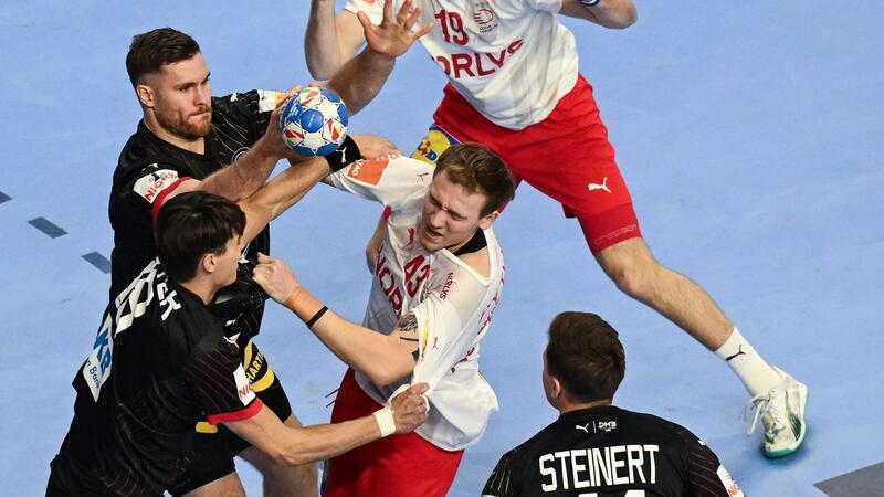 Sensation bleibt aus: DHB-Team scheitert im EM-Halbfinale Das deutsche Innenblock-Duo Johannes Golla (oben, l) und Julian Köster verteidigt gegen den Dänen Simon Pytlick.