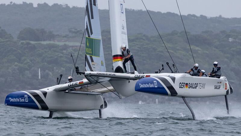 Vettels Segelteam holt ersten Sieg im SailGP Das deutsche SailGP Team, geleitet von Erik Heil, ist in Aktion am ersten Renntag KPMG Australia Sail Grand Prix im Hafen von Sydney.