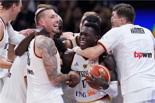 Das deutsche Team feiert nach dem Sieg.