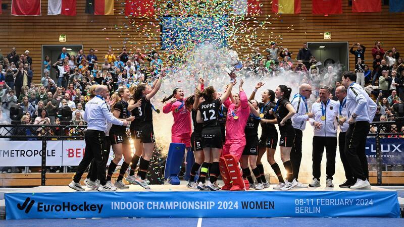 Deutsche Hockey-Frauen sind wieder Hallen-Europameister Das deutsche Team jubelt bei der Preisverleihung der Europameisterschaft.