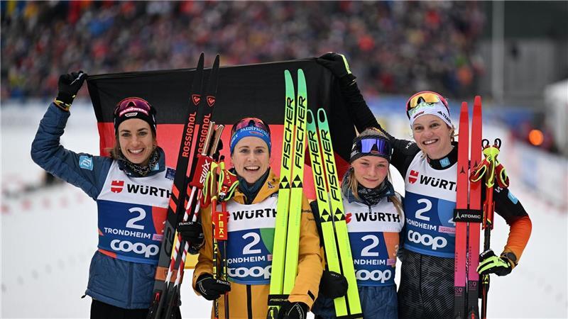 Das deutsche Team jubelt mit Deutschland-Fahne.