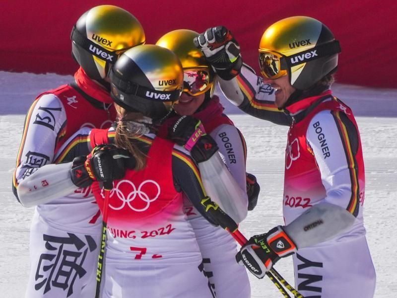 Das deutsche Team jubelt über die Silbermedaille. Foto: Michael Kappeler/dpa