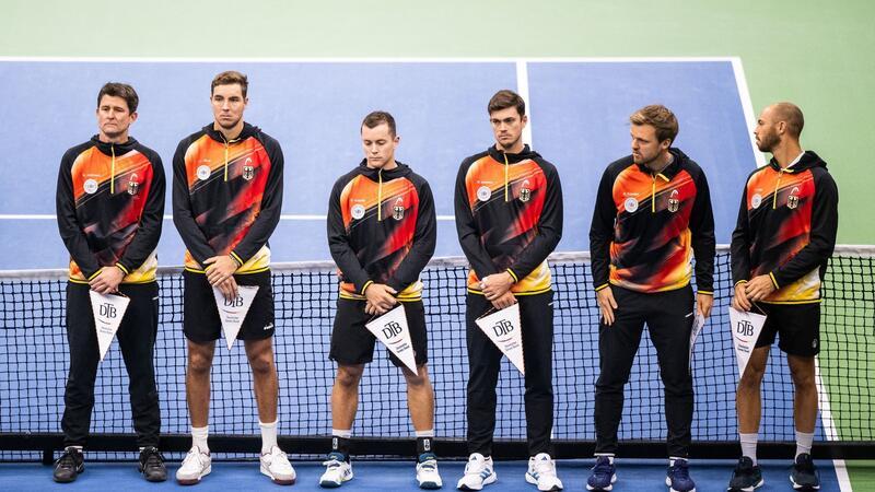 Davis-Cup-Team: Nicht wieder frühe Euphorie aufkommen lassen Das deutsche Team mit Teamkapitän Michael Kohlmann, Jan-Lennard Struff, Dominik Koepfer, Maximilian Marterer, Kevin Krawietz und Tim Pütz steht vor Beginn des Duells mit Ungarn auf dem Platz.