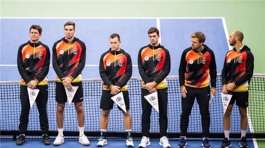 Das deutsche Team mit Teamkapitän Michael Kohlmann, Jan-Lennard Struff, Dominik Koepfer, Maximilian Marterer, Kevin Krawietz und Tim Pütz steht vor Beginn des Duells mit Ungarn auf dem Platz.