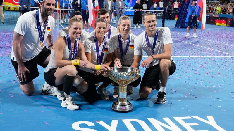 Zverev überragend: Deutsches Team gewinnt United Cup Das deutsche Team posiert mit dem Pokal nach dem Sieg über das polnische Team.