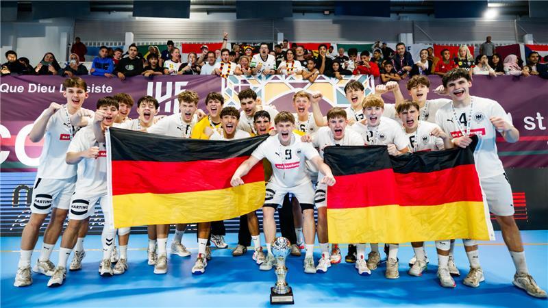 Das deutsche Team um Jasper Anschütz (links) bejubelt den WM-Titel.